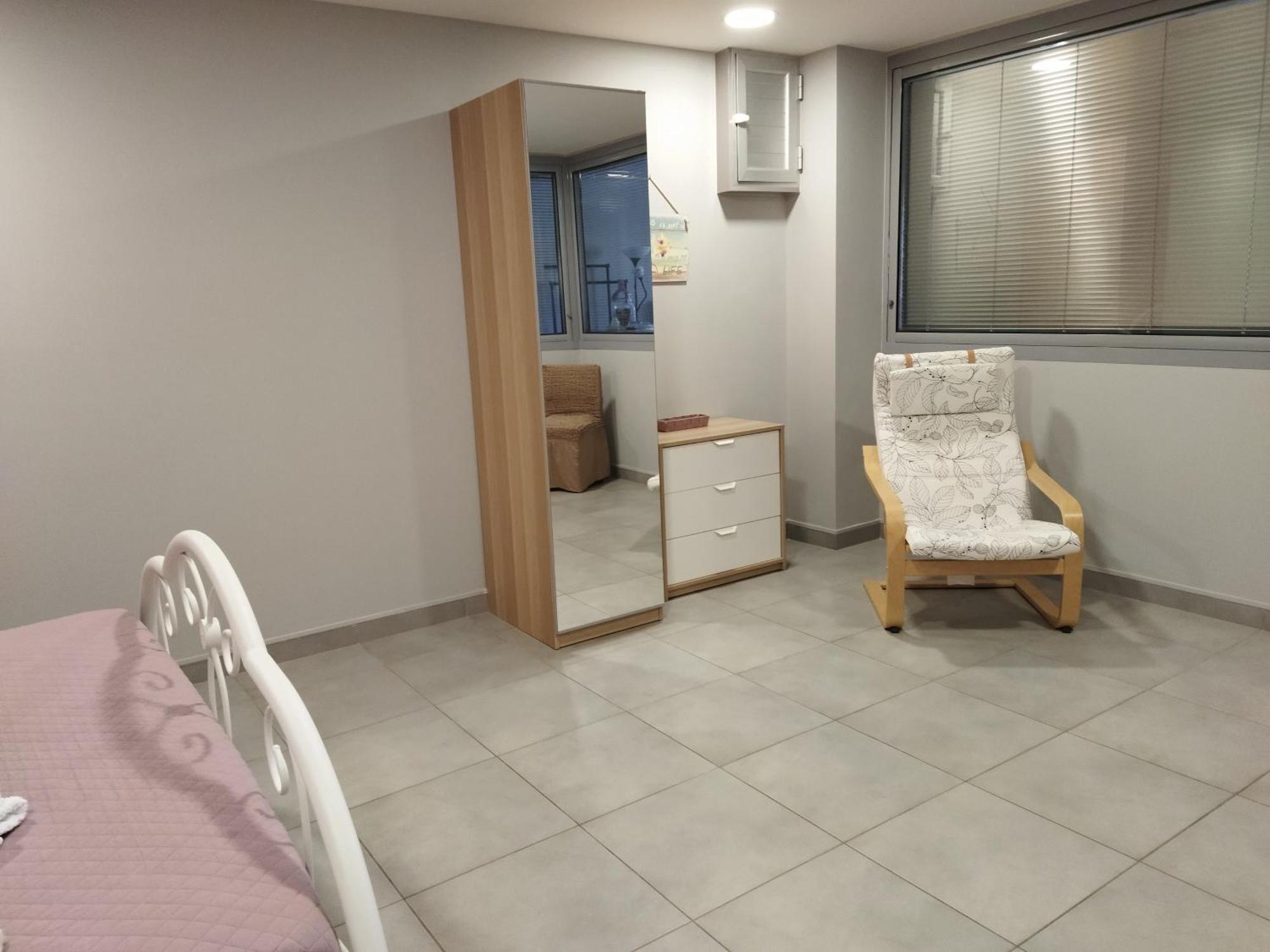 Cozy Apartment Near To The Airport Kuvarász Szoba fotó